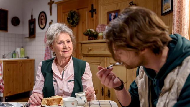 Bei einem spontanen Kaffeeklatsch erkennt Hildegard (Antje Hagen) Ähnlichkeiten zwischen Joshua (Julian Schneider) und Robert.