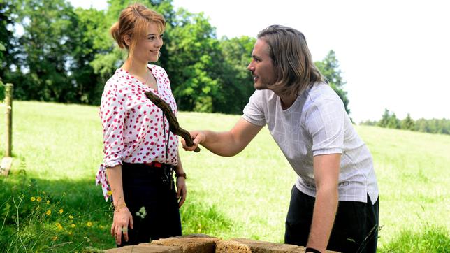 Bild: ARD/Manfred Laemmerer Bei einem Zusammentreffen im Wald merkt Rebecca (Julia Alice Ludwig) erneut, wie fasziniert sie von William (Alexander Milz) ist.