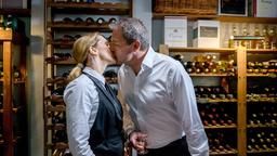 Bei einer Whiskyverkostung küsst Christoph (Dieter Bach) Rosalie (Natalie Alison).