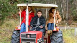 Bei Eva (Uta Kargel) haben die Wehen eingesetzt. Tim (Florian Frowein) und Franzi (Léa Wegmann) bringen sie mit dem Traktor zum Krankenhaus.