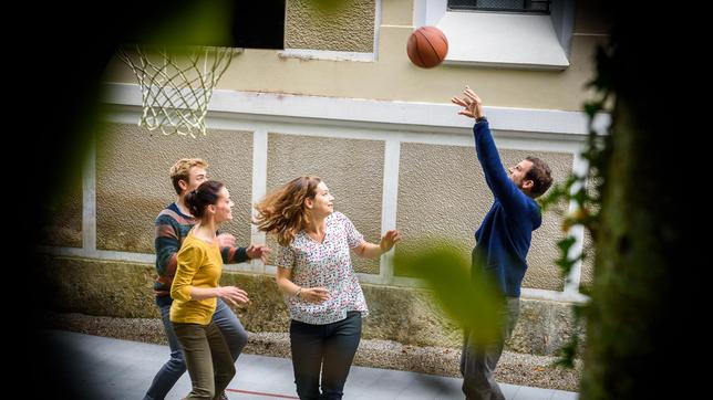 Bild: ARD/Christof Arnold Beim Basketballspiel mit Alexandra (Kristina Dörfer) und Tina (Christin Balogh), nähern sich Nils (Florian Stadler) und Norman (Niklas Löffler) wieder an. Keiner merkt, dass sie heimlich beobachtet werden …