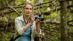 Beim Fotografieren im Wald bemerkt Maja (Christina Arends) erschrocken, dass jemand mit einem Gewehr auf ein Reh zielt.