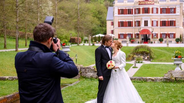 Bild: ARD/Christof Arnold Beim Fotoshooting mit Nils (Florian Stadler) folgt Rebecca (Julia Alice Ludwig) einem Impuls und küsst William (Alexander Milz) auf den Mund.