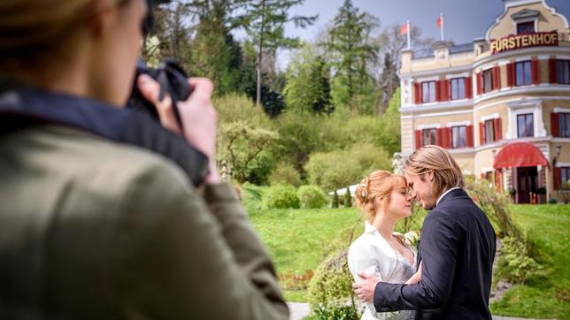 Bild: ARD/Christof Arnold Beim Fotoshooting mit Nils (Florian Stadler) kommen Rebecca (Julia Alice Ludwig) und William (Alexander Milz) sich sehr nahe.