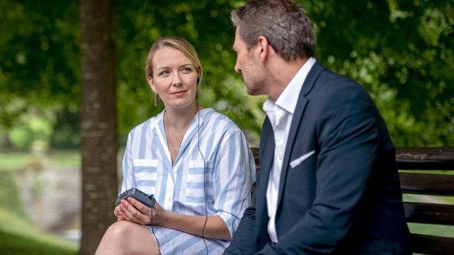 Bild: ARD/Christof Arnold Beim gemeinsamen Musik hören ist es um Selina (Katja Rosin) geschehen: Sie verliebt sich in Christoph (Dieter Bach).