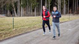 Beim Jogging lässt Steffen (Christopher Reinhardt) eine Info fallen, die Tim (Florian Frowein) sehr interessiert.