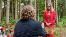 Bela (Franz-Xaver Zeller) macht der überforderten Lucy (Jennifer Siemann) einen romantischen Heiratsantrag.