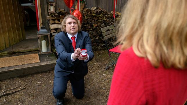 Bild: ARD/Christof Arnold Bela (Franz-Xaver Zeller) macht der überrumpelten Lucy (Jennifer Siemann) einen romantischen Heiratsantrag.