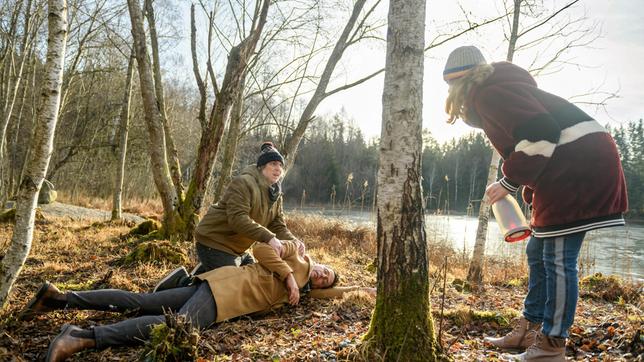 Bild: ARD/Christof Arnold Bela (Franz-Xaver Zeller) und Lucy (Jennifer Siemann) finden den bewusstlosen Dirk (Markus Pfeiffer) im Wald.