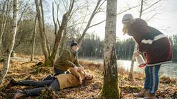 Bela (Franz-Xaver Zeller) und Lucy (Jennifer Siemann) finden den bewusstlosen Dirk (Markus Pfeiffer) im Wald.