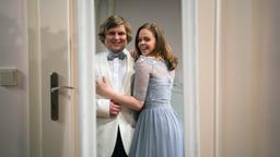 Bela (Franz-Xaver Zeller) und Lucy (Jennifer Siemann) fühlen sich großartig, in den Kleidern des Prinzenpaars.