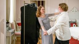 Bela (Franz-Xaver Zeller) und Lucy (Jennifer Siemann) haben viel Spaß beim Walzer tanzen, in den Kleidern des Prinzenpaars.