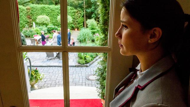 Bild: ARD/Christof Arnold Clara steht am Fenster und blickt nach draußen.