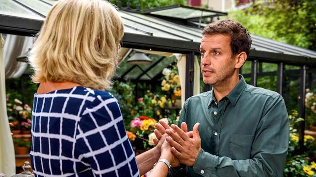 Bild: ARD/Christof Arnold Nils spricht eindringlich auf Charlotte ein.
