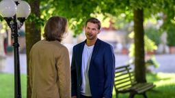 Boris (Florian Frowein) fühlt Michael (Erich Altenkopf) auf den Zahn.