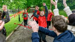 Business-Lauf.: Tim (Florian Frowein) und Lucy (Jennifer Siemann) gewinnen knapp vor Steffen (Christopher Reinhardt) und Franzi (Léa Wegmann, l., mit Komparsen).