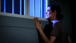 Carolin (Katrin Anne Heß) denkt in ihrer dunkelsten Stunde an Michael.