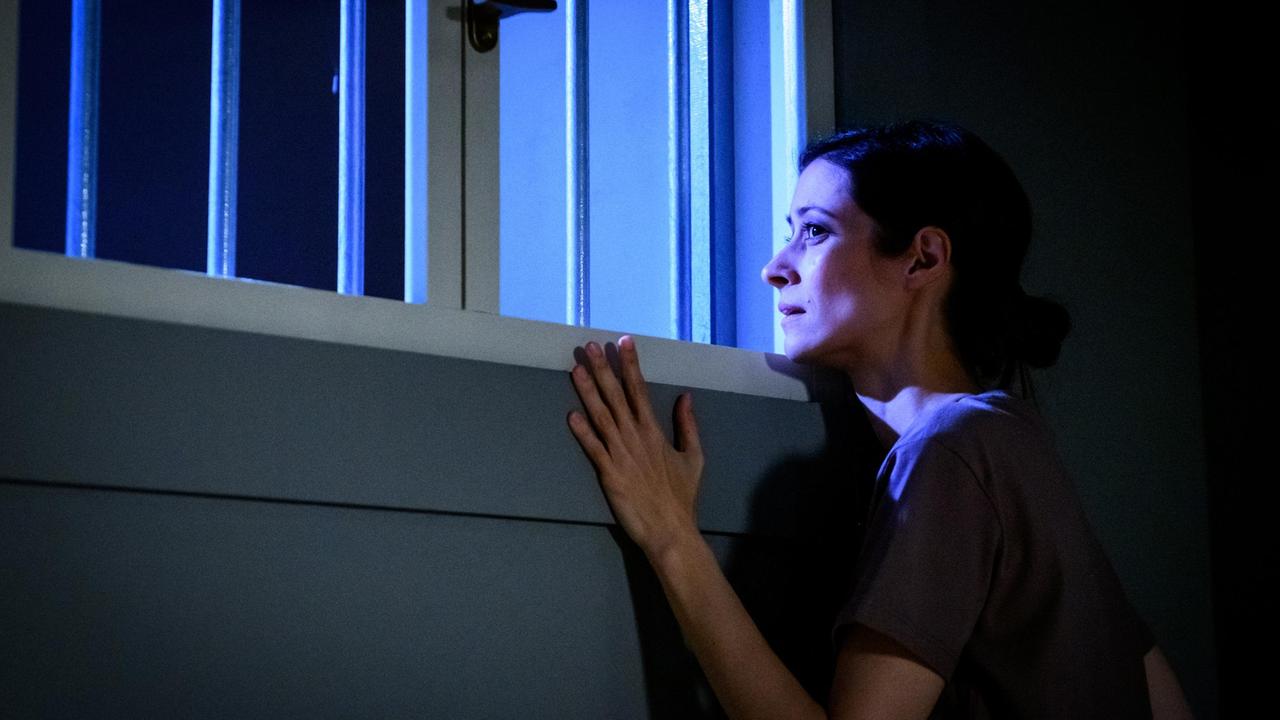 Carolin (Katrin Anne Heß) denkt in ihrer dunkelsten Stunde an Michael.