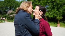 Carolin (Katrin Anne Heß) macht Michael (Erich Altenkopf) ein Liebesgeständnis.