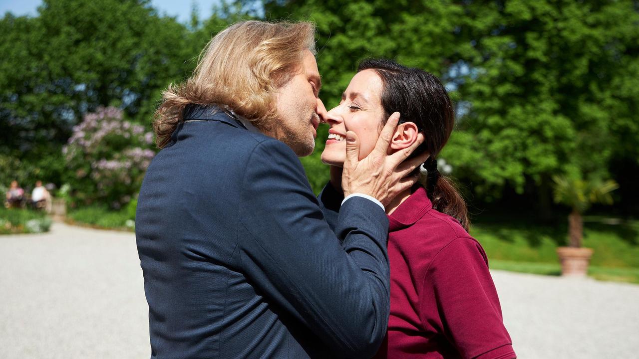 Carolin (Katrin Anne Heß) macht Michael (Erich Altenkopf) ein Liebesgeständnis.