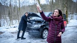Carolin (Katrin Anne Heß) und Julian (Tim Borys) versuchen zu helfen, als Vanessas Shuttle auf dem Weg zum Krankenhaus eine Panne hat.