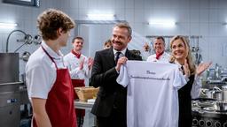 Caspar (Andreas Hagl, l. vorne mit Sven Waasner, M. vorne & Tanja Lanäus, r. vorne) wird in die Küchenmannschaft aufgenommen.