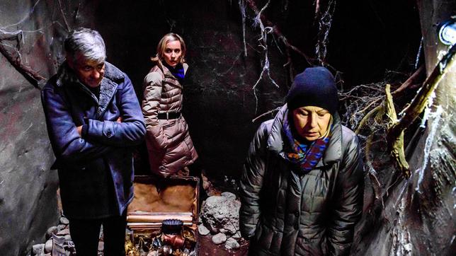 Bild: ARD/Christof Arnold Charlotte (Mona Seefried), Beatrice (Isabella Hübner) und Friedrich (Dietrich Adam) sitzen in der Schatzkammer fest.