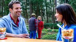 Charlotte (Mona Seefried) entdeckt irritiert, dass sich Nils (Florian Stadler, ) an der Bar mit der schönen Clara (Jeannine Wacker) unterhält.