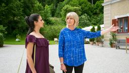 Charlotte (Mona Seefried) feuert Pia (Rosetta Pedone).