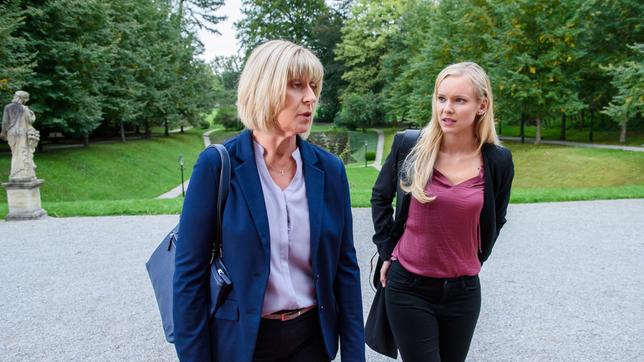 Bild: ARD/Christof Arnold STURM DER LIEBE: Charlotte (Mona Seefried) lässt ihre Laune an Luisa (Magdalena Steinlein) aus.