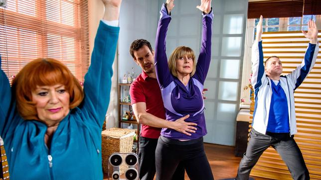 Bild: ARD/Christof Arnold Charlotte (Mona Seefried) genießt die Nähe zu Nils (Florian Stadler) während des Yoga-Kurses (mit Komparsen).