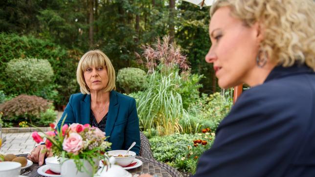 Bild: ARD/Christof Arnold STURM DER LIEBE: Charlotte (Mona Seefried) gesteht Natascha (Melanie Wiegmann), dass sie sich von Friedrich scheiden lassen will.