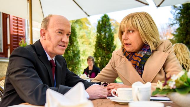 Bild: ARD/Christof Arnold Charlotte (Mona Seefried) ist froh, in Arwed (Peter Nottmeier) eine Stütze gefunden zu haben.