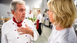Charlotte (Mona Seefried) macht André (Joachim Lätsch) klar, dass er als Chefkoch im "Fürstenhof" nicht mehr tragbar ist, sollte er Werner öffentlich bloßstellen.