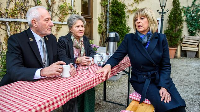 Bild: ARD/Christof Arnold Charlotte (Mona Seefried) schiebt ihre aufkommenden Zweifel an Werner, im Gespräch mit Alfons (Sepp Schauer) und Hildegard (Antje Hagen) beiseite.