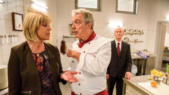 Bild: ARD/Christof Arnold Charlotte (Mona Seefried) stellt Arwed von Hasselrode (Peter Nottmeier) als Restaurantleiter ein - sehr zum Leidwesen von André (Joachim Lätsch).