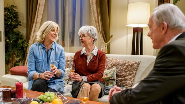 Bild: ARD/Christof Arnold Charlotte (Mona Seefried) und Christine (Simone Rethel) schwelgen in Werners (Dirk Galuba) Beisein in alten Erinnerungen.