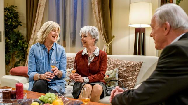 Charlotte (Mona Seefried) und Christine (Simone Rethel) schwelgen in Werners (Dirk Galuba) Beisein in alten Erinnerungen.