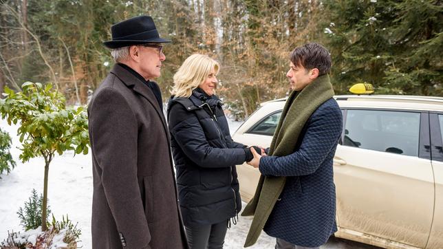 Bild: ARD/Christof Anrold Charlotte (Mona Seefried) und Werner (Dirk Galuba) verabschieden sich von Robert (Lorenzo Patanè).