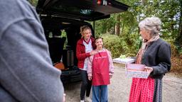 Charly (Natalie Kim Lehmann, h.M., mit Laura Osswald, h.l., Antje Hagen, v.r. und Pablo Sprungala) geht zurück nach Nürnberg und wird liebevoll verabschiedet.
