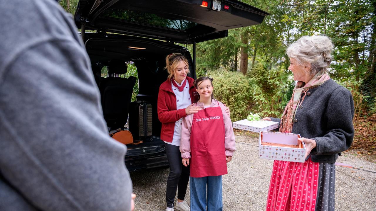 Charly (Natalie Kim Lehmann, h.M., mit Laura Osswald, h.l., Antje Hagen, v.r. und Pablo Sprungala) geht zurück nach Nürnberg und wird liebevoll verabschiedet.