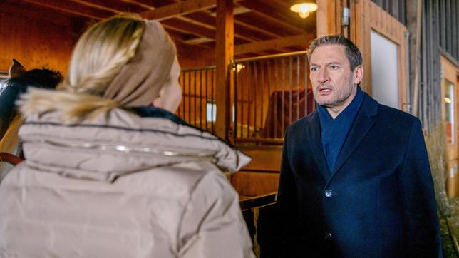 Bild: ARD/Christof Arnold Christoph (Dieter Bach) beschuldigt Selina (Katja Rosin), ihn verraten zu haben.