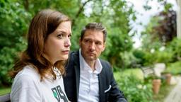 Christoph (Dieter Bach) bietet Eva (Uta Kargel) scheinbar selbstlos seine Hilfe an.