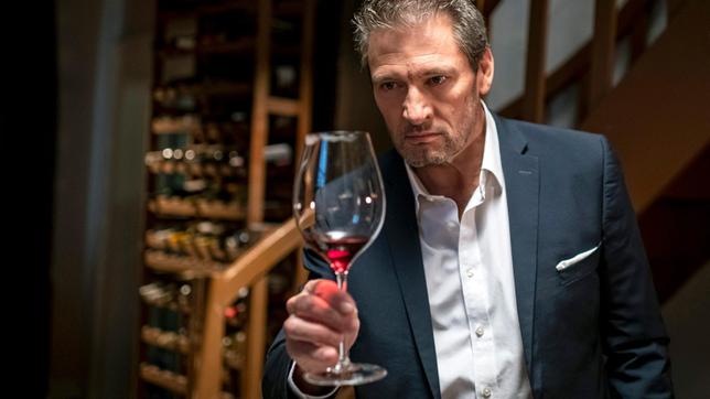 Bild: ARD/Christof Arnold Christoph (Dieter Bach) denkt, dass es sich um Arianes Glas handelt - und träufelt das Wahrheitsserum hinein.