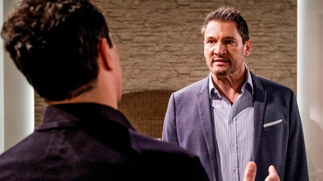 Bild: ARD/Stephan Schaar Christoph (Dieter Bach) droht Dirk (Markus Pfeiffer), dass er seine Tat noch bitter bereuen wird.