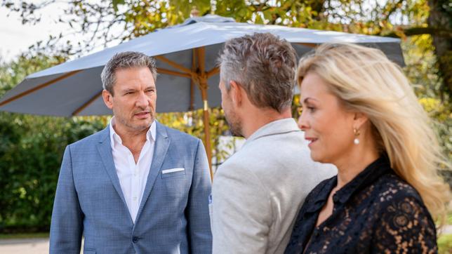 Bild: ARD/WDR/Christof Arnold Christoph (Dieter Bach) entschuldigt sich bei Erik (Sven Waasner, M., mit Tanja Lanäus).