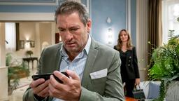 Christoph (Dieter Bach) erfährt im Beisein von Ariane (Viola Wedekind) von Tims Befreiung.