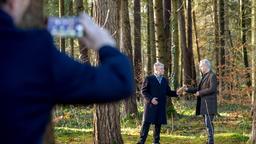 Christoph (Dieter Bach) filmt Kamml (Ralf Komorr) bei einem geheimen Treffen (mit Komparse) im Wald.
