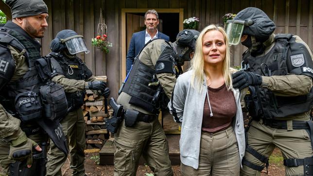 Bild: ARD/Christof Arnold Christoph (Dieter Bach, h.) gelingt es, Annabelle zur Aufgabe zu bewegen (mit Komparsen).