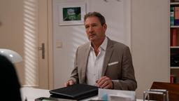 Christoph (Dieter Bach) ist erleichtert, dass Sophia (Krista Birkner) Geschäft und Privatleben gut